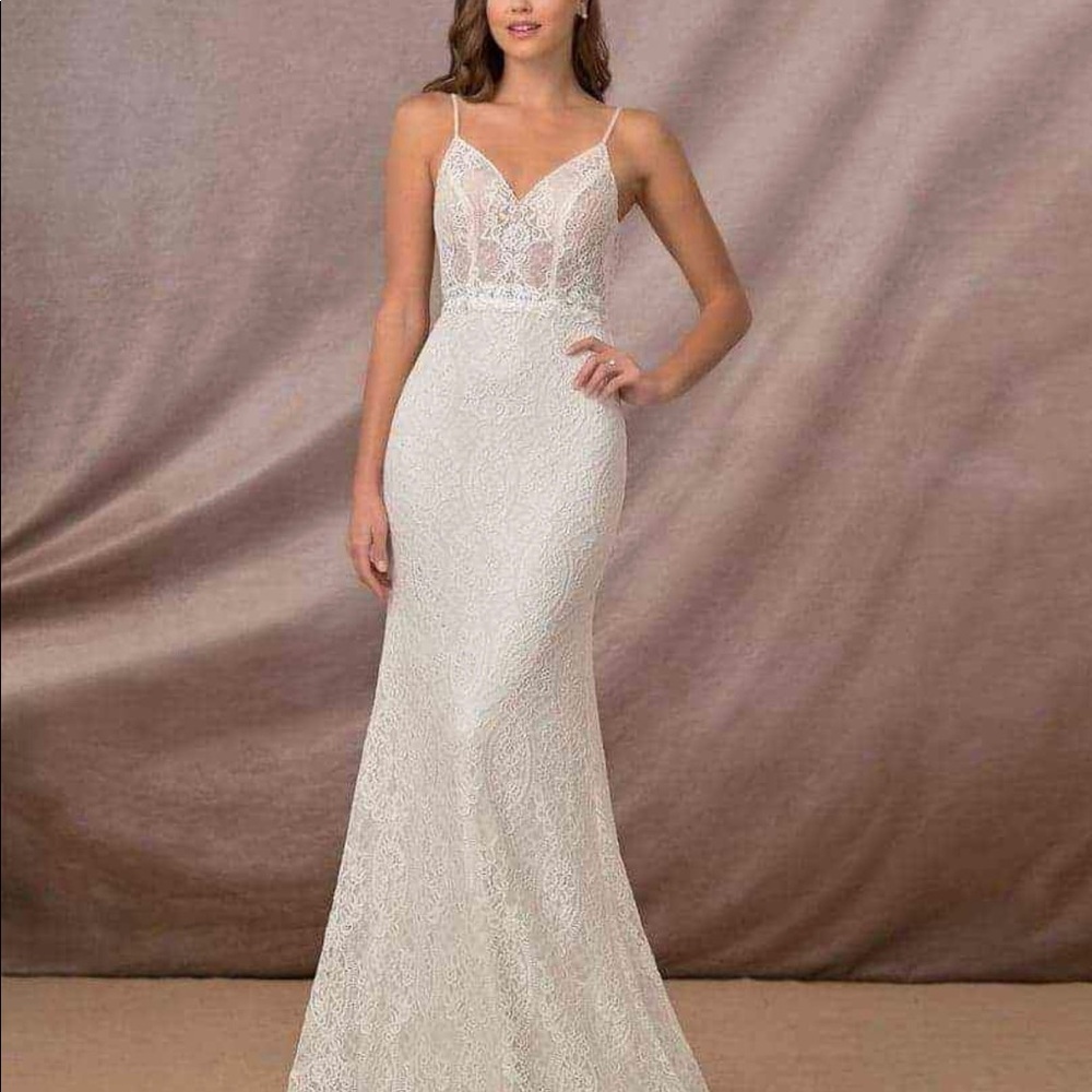 Beautiful dress! New with tags. Size 0. Never worn.